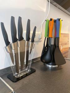 a group of knives in a knife rack at Altstadt Apartment, 15 zur Messe in Düsseldorf