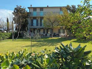 een groot gebouw met een tuin met bomen bij La CASA degli IPPOCASTANI in Colonnella