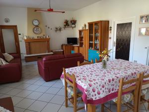 een woonkamer met een tafel met een roze tafelkleed bij La CASA degli IPPOCASTANI in Colonnella