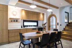 a kitchen and dining room with a table and chairs at Narev Kırkpınar Sapanca in Sapanca