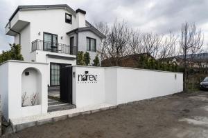 a white house with a white fence in front of it at Narev Kırkpınar Sapanca in Sapanca