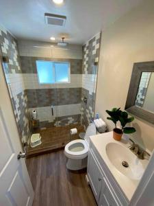 y baño con aseo y lavamanos. en Hidden Gem LA: 2bd guesthouse w/ dreamy backyard, en Encino