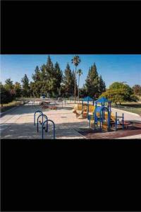un parque con un montón de equipos de juego en un parque en Hidden Gem LA: 2bd guesthouse w/ dreamy backyard, en Encino