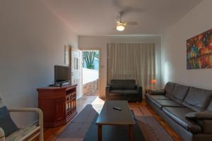 a living room with a couch and a tv at Casa no Tatuapé São Paulo - SP in São Paulo