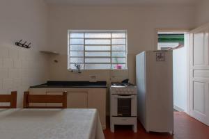 uma pequena cozinha com um frigorífico e um fogão em Casa no Tatuapé São Paulo - SP em São Paulo