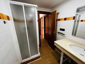 een badkamer met een douche en een wastafel bij Apartamento Sierra Nevada Galatino 22D in Sierra Nevada