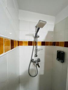 y baño con ducha y cabezal de ducha. en Apartamento Sierra Nevada Galatino 22D en Sierra Nevada