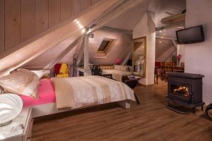 ザグレブにあるAnastasia Suites Zagrebのベッドルーム1室(ベッド1台、薪ストーブ付)