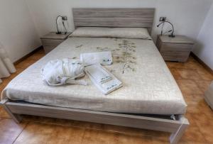 Casa SteMa في Meda: غرفة نوم مع سرير مع مواقف ليلتين وطاولتين