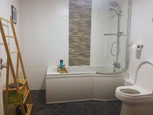 La salle de bains est pourvue d'une douche et de toilettes. dans l'établissement No.2 Folkestone, à Folkestone
