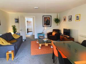 - un salon avec un canapé et une table dans l'établissement No.2 Folkestone, à Folkestone