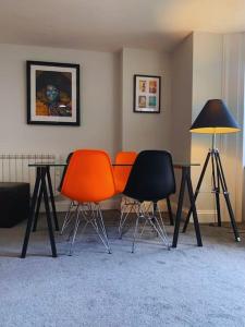 due sedie e un tavolo con una lampada in una stanza di No.2 Folkestone a Folkestone