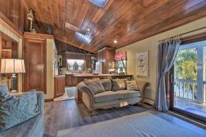 Gallery image of Cozy Lakefront Lapeer House with 2 Paddle Boats! in Lapeer