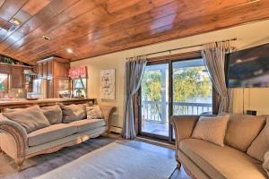 Gallery image of Cozy Lakefront Lapeer House with 2 Paddle Boats! in Lapeer