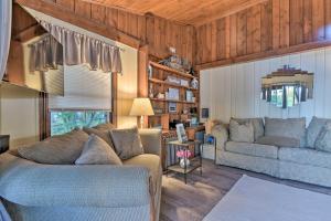 uma sala de estar com dois sofás num quarto em Cozy Lakefront Lapeer House with 2 Paddle Boats! em Lapeer