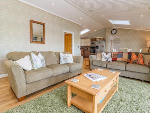 Sala de estar con 2 sofás y mesa de centro en Lakeside Lodge en Windermere