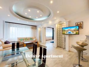 een woonkamer met een gewelfd plafond en een glazen tafel bij Rosuites Apartment Accommodation in Boekarest