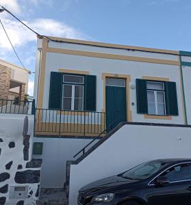 uma casa com um carro estacionado em frente em Carapacho Rooms em Luz