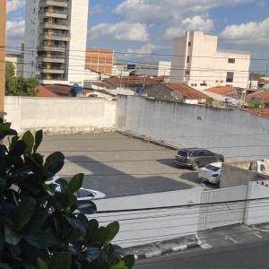 un estacionamiento con un coche aparcado en él en Hotel Acalanto, en Feira de Santana