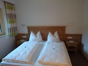 Rúm í herbergi á Apart Geisler