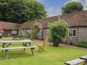 una mesa de picnic en el patio de una casa de campo en Byre Cottage 2, en Pulborough