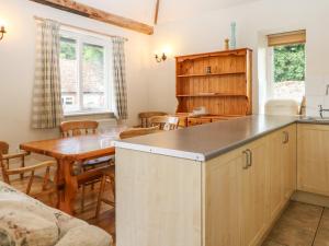 een keuken en eetkamer met een tafel bij Byre Cottage 5 in Pulborough