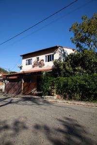 a house on the side of a street at Oca Delfim in Delfim Moreira