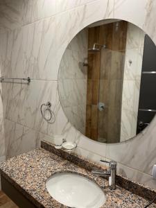 bagno con lavandino e specchio di Ayres Apart Hotel a Federal