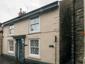 a house with two people on the roof of it at Crumble's Cottage in York