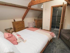 ein Schlafzimmer mit einem weißen Bett und einem Sofa in der Unterkunft Crumble's Hideaway in York