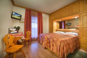 Postel nebo postele na pokoji v ubytování Hotel Valtellina + 37 fotografií