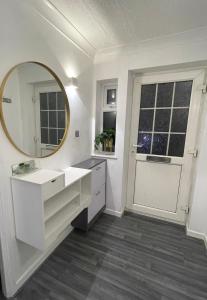 Φωτογραφία από το άλμπουμ του Newly refurbished modern 2 bedroom flat σε Trimley Heath