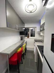 Η κουζίνα ή μικρή κουζίνα στο Newly refurbished modern 2 bedroom flat +4 φωτογραφίες