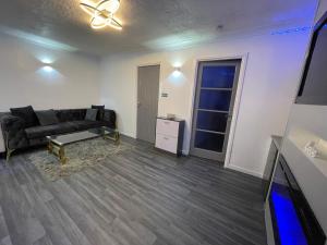 A seating area at Newly refurbished modern 2 bedroom flat