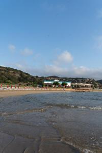 uma praia com um cais e a água em Livana Hotel em Ayia Trias