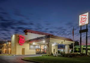 a fast food restaurant with a sign in front of it at Red Roof Inn Bloomington - Normal/University in Bloomington