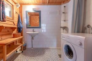 a bathroom with a washing machine and a sink at Casa di Sanna in Orimattila +7 photos