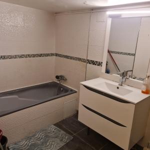 Kylpyhuone majoituspaikassa SAINT DENIS PARIS STADE de FRANCE DISNEY