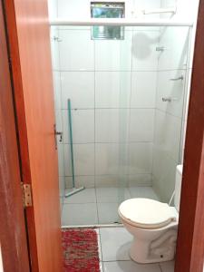 La salle de bains est pourvue d'une douche et de toilettes. dans l'établissement La Perla, à Pipa