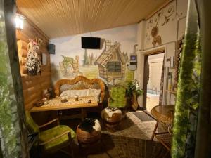 Pokój z sypialnią z łóżkiem i stołem w obiekcie "Ruhige Naturlage im Wald" Ferienhaus mit Sauna w mieście Großnaundorf