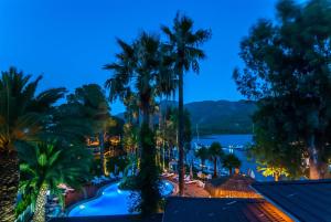 - Vistas a un complejo con palmeras y piscina en Joya Del Mar Hotel, en Marmaris