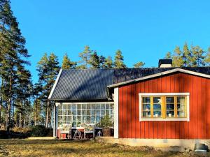 Casa roja con ventana y mesa en 7 person holiday home in HALLABRO, en Hallabro