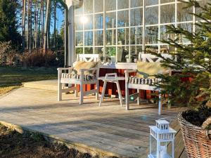 un patio con mesa y sillas frente a un edificio en 7 person holiday home in HALLABRO, en Hallabro