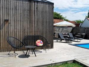 馬爾默的住宿－4 person holiday home in MALM，庭院设有两把椅子和一张桌子,旁边是围栏