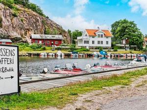 Holiday home SVANESUND IV في Svanesund: رسو بعض القوارب في المارينا