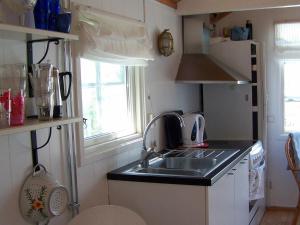 uma pequena cozinha com um lavatório e um fogão em Holiday home in Rönnäng 1 em Rönnäng