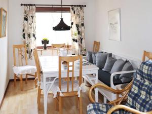 comedor y sala de estar con mesa y sillas en Holiday home KNÄRED, en Knäred