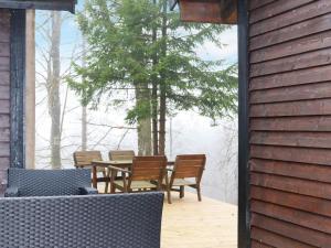 eine Terrasse mit einem Tisch und Stühlen auf einer Terrasse in der Unterkunft Holiday home KNÄRED in Knäred