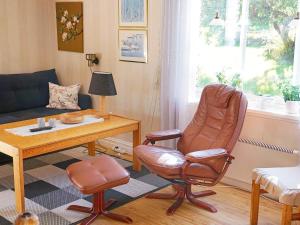 uma sala de estar com uma cadeira e uma mesa em 6 person holiday home in TORSBY em Överbyn