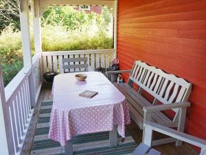 una mesa y dos sillas en un porche en 6 person holiday home in TORSBY en Överbyn